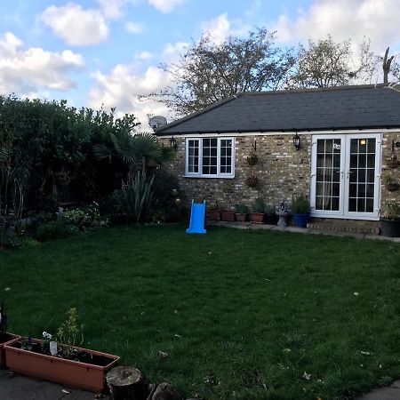Cosy Cottage Annex In Fairlop Ilford Buitenkant foto