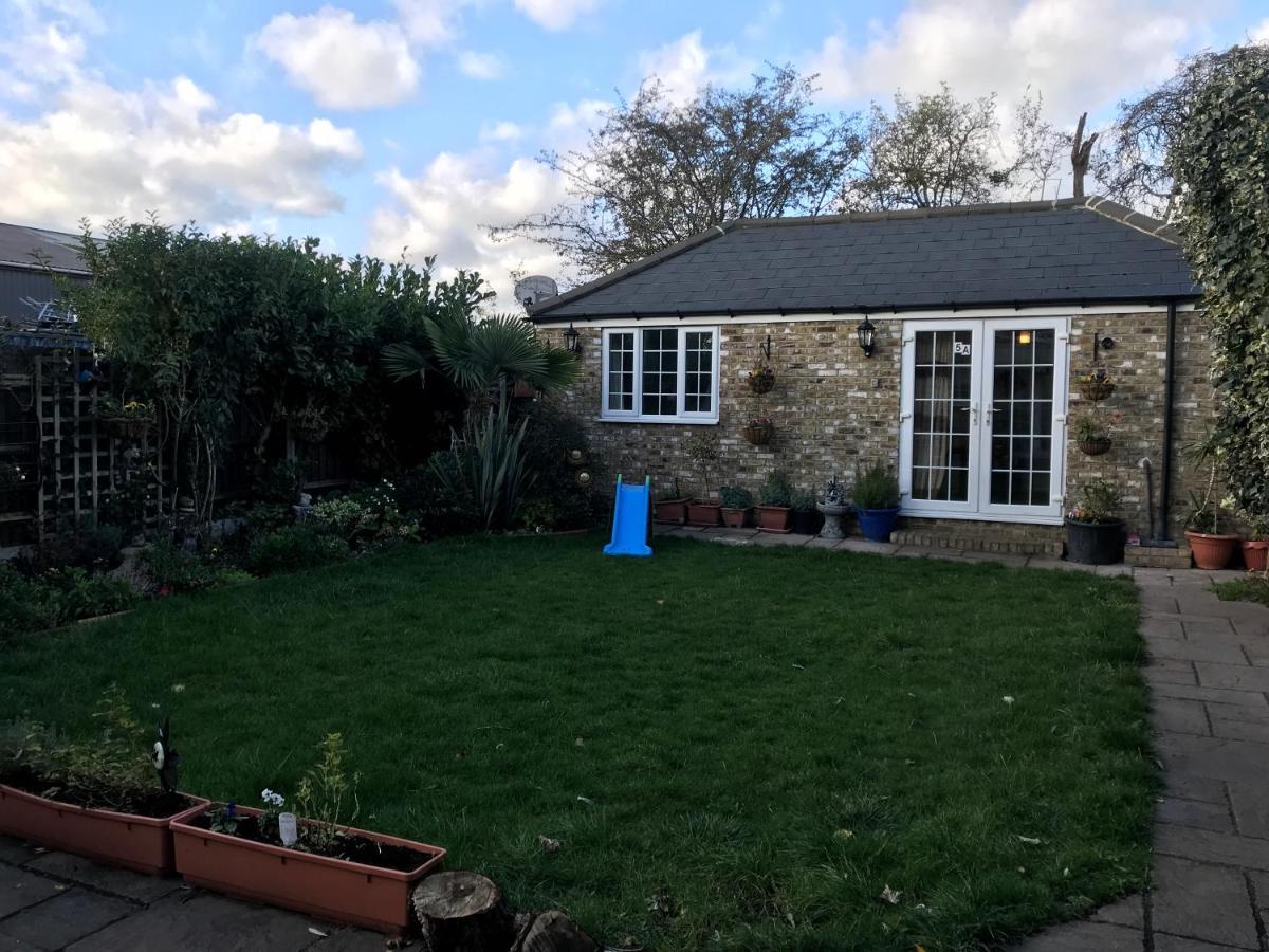 Cosy Cottage Annex In Fairlop Ilford Buitenkant foto
